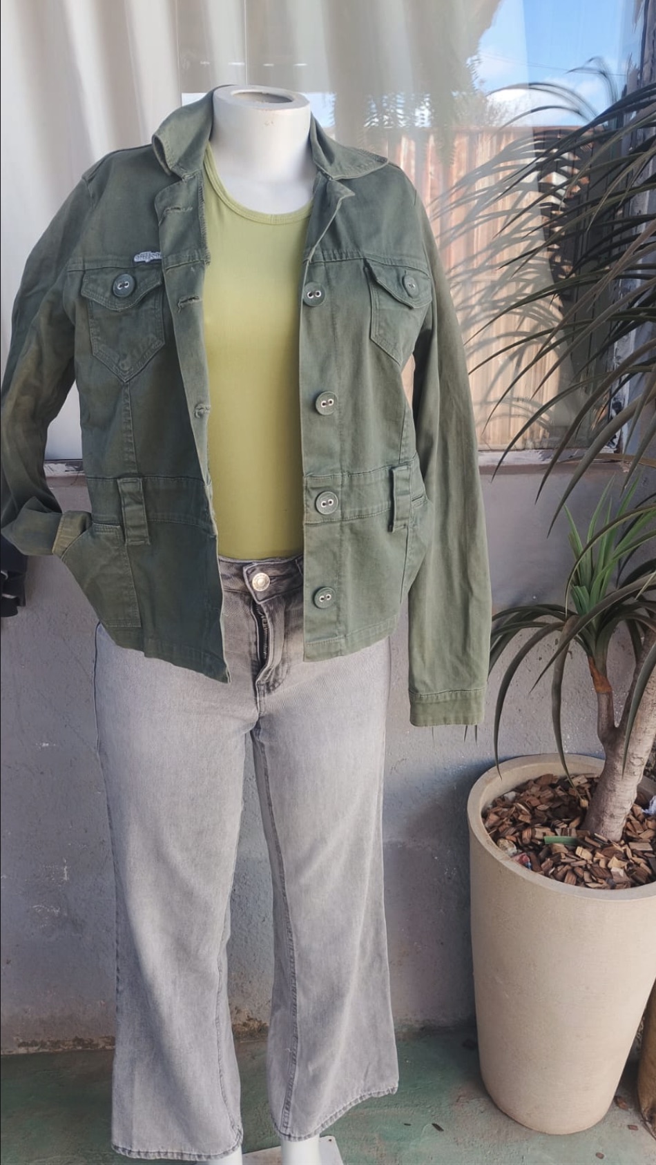 Conjunto com jaqueta verde, body verde e calça jeans cinza