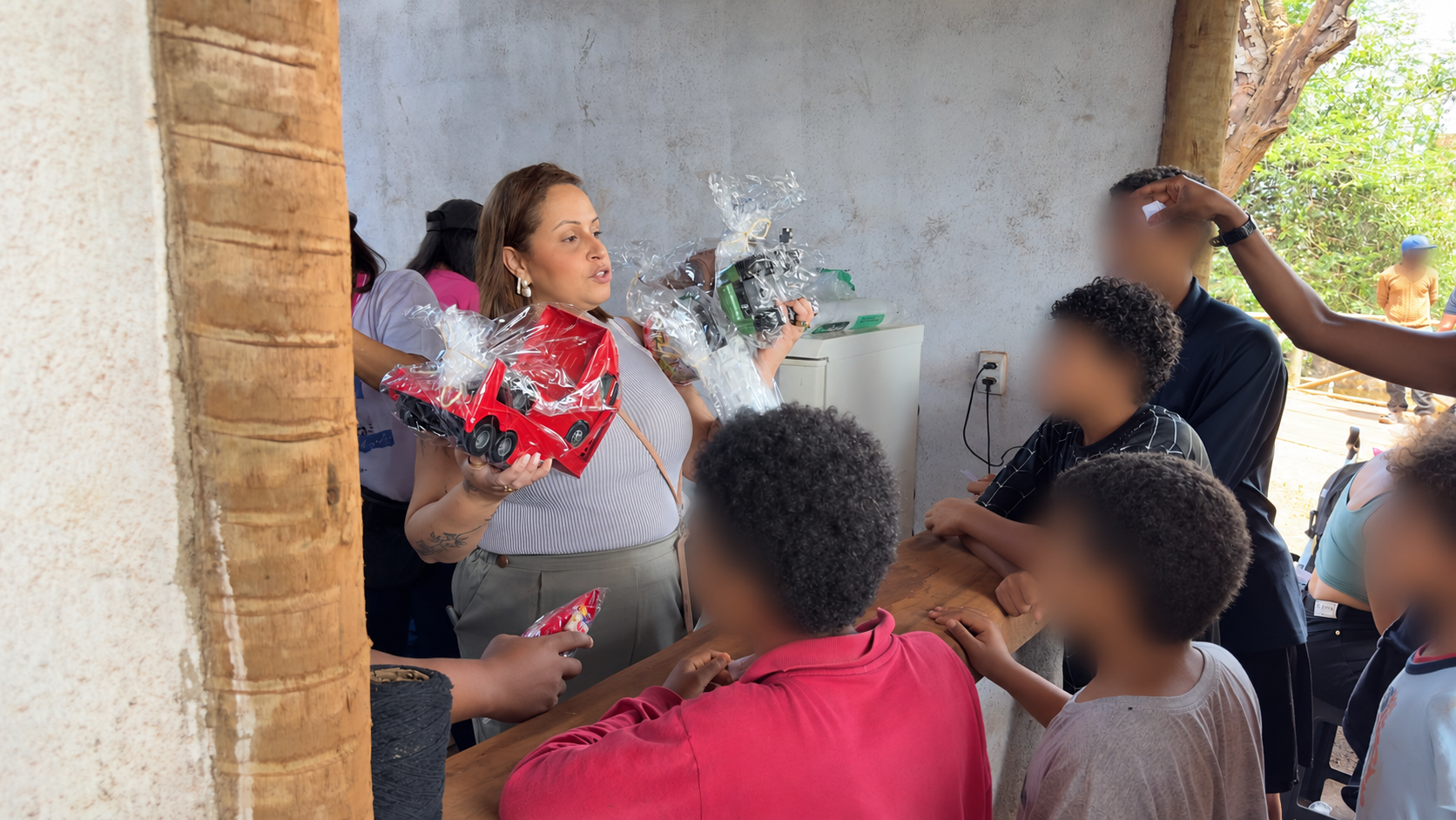 Doações se transformaram em presentes para a festa. Rostos desfocados para preservar a identidade das crianças.