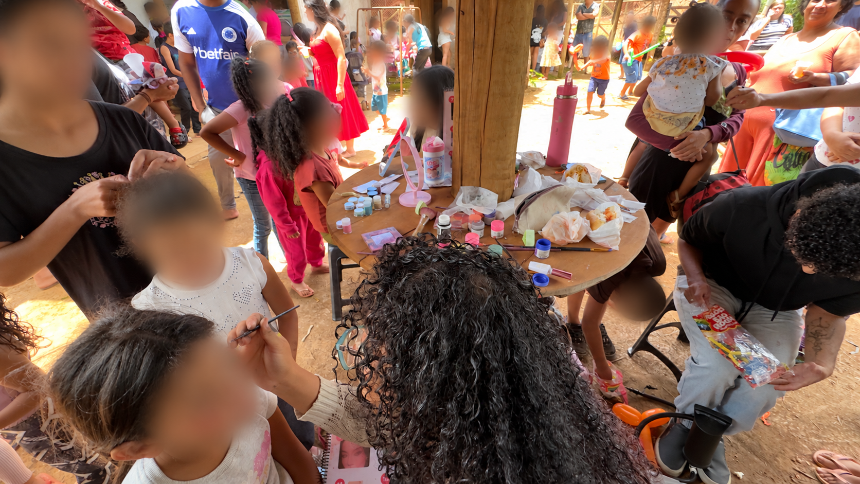 As cores da festa nas atividades com as crianças. Rostos desfocados para preservar a identidade das crianças.